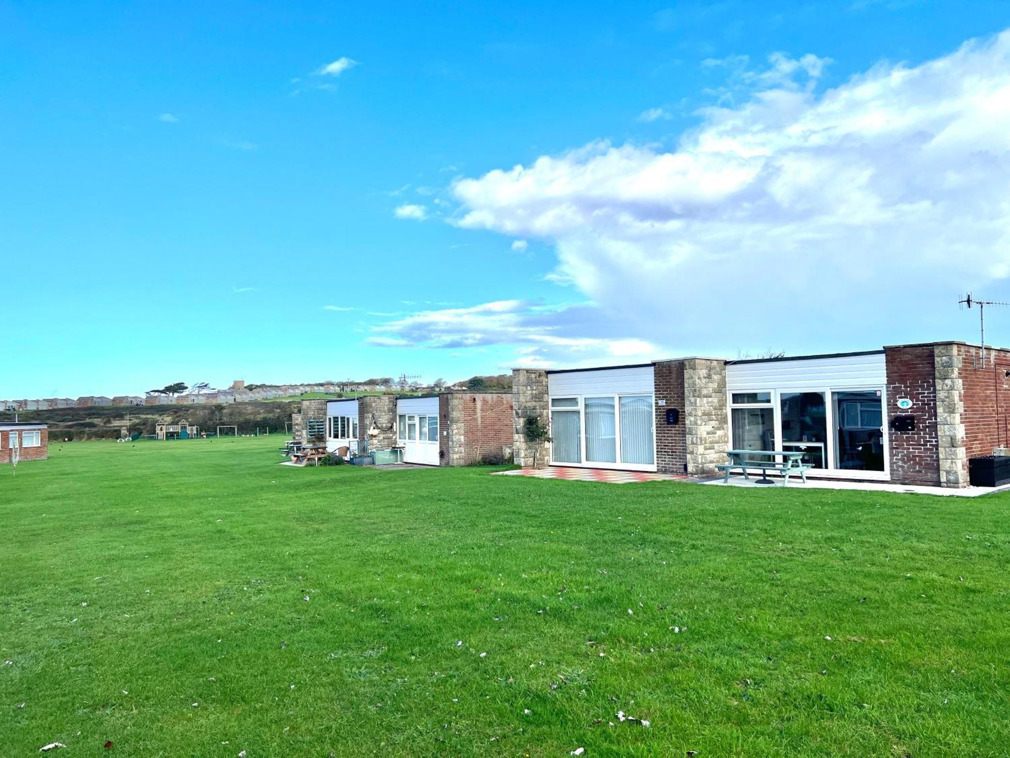 Chine Cottage Self-Catering Coastal Bungalow In Rural West Wight Freshwater Exterior photo